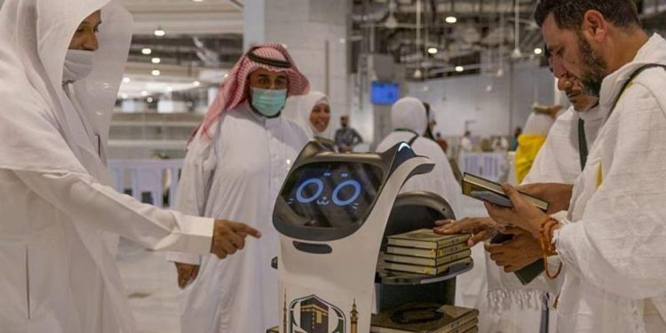 السعودية.. “روبوت” يوزع المصاحف على الحجاج