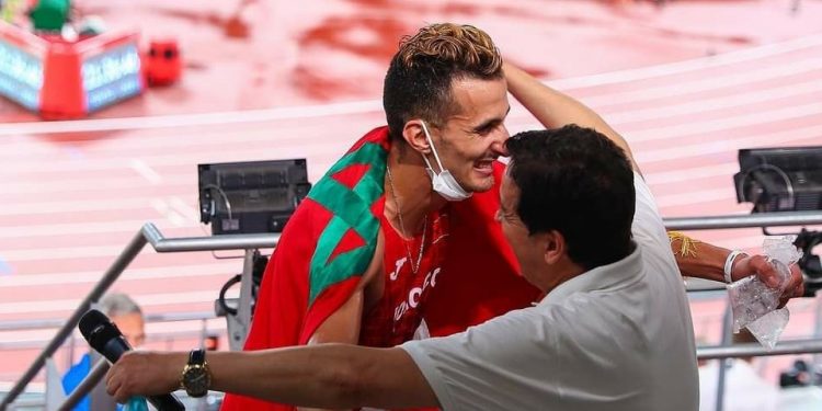 الجزائري جمال جبلي يهنئ البطل سفيان البقالي