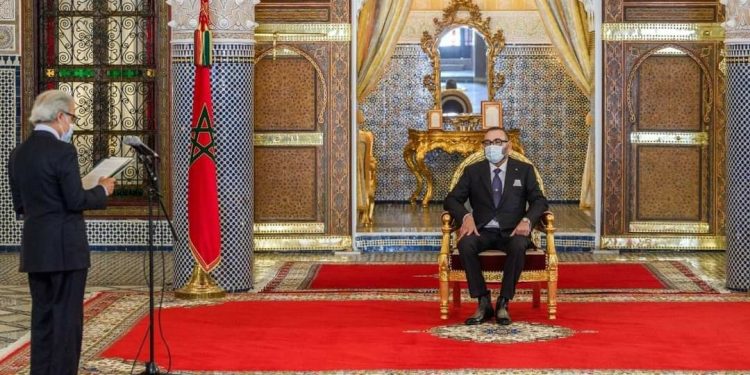 جلالة الملك يستقبل والي بنك المغرب