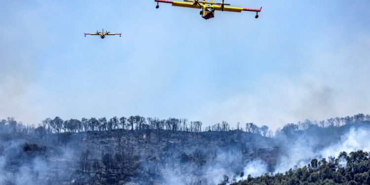 السلطات تستعين ب11 طائرة لإخماد 5 حرائق بشمال المغرب