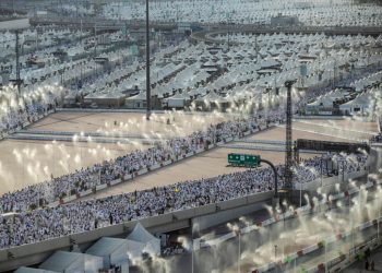 الحجاج ينفرون من مزدلفة ويبدؤون مناسك يوم النحر