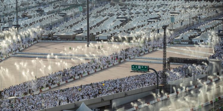 الحجاج ينفرون من مزدلفة ويبدؤون مناسك يوم النحر