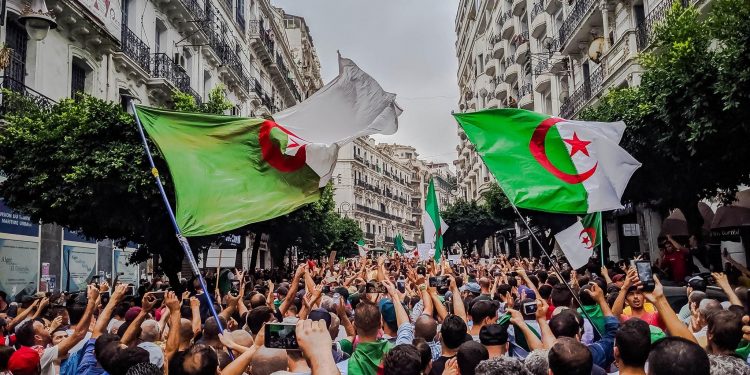 الجزائر.. منظمة العفو الدولية تدعو السلطات إلى الإفراج الفوري وغير المشروط عن معتقلي الحراك