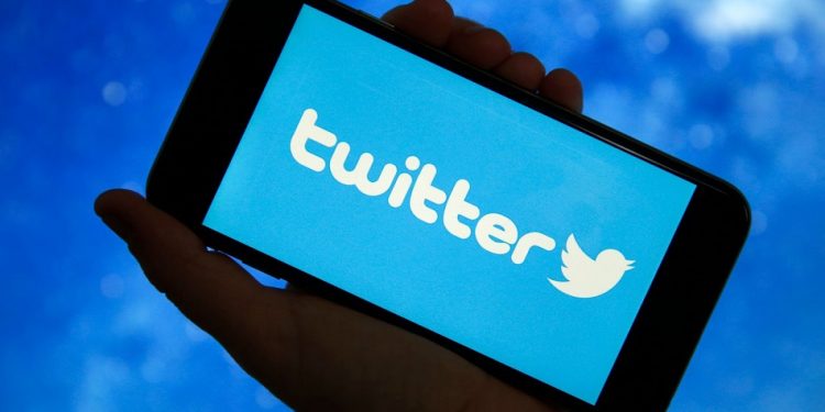 تويتر تتكبد خسارة تعزوها للضبابية في صفقة ماسك