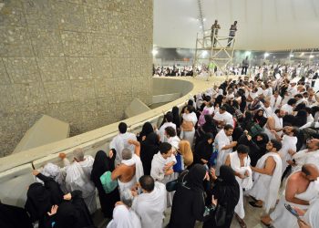 الحجاج يرمون جمرة العقبة الكبرى في منى