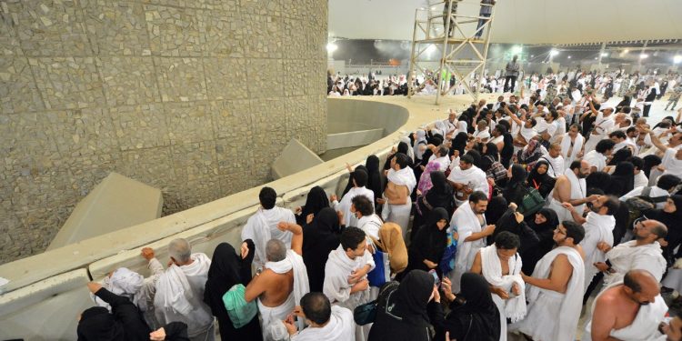 الحجاج يرمون جمرة العقبة الكبرى في منى