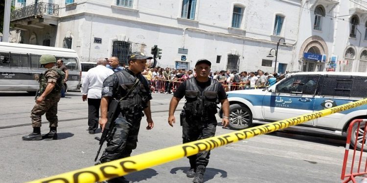 شاب متطرف يحاول قتل شرطي في تونس