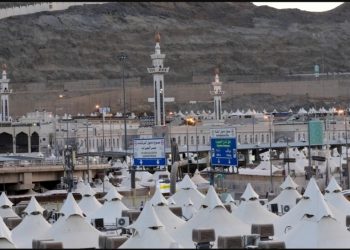 حجاج بيت الله يتوافدون إلى مشعر منى