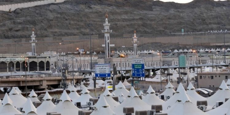 حجاج بيت الله يتوافدون إلى مشعر منى