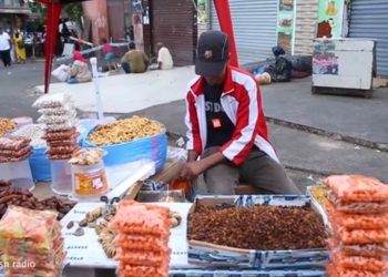 عاشوراء.. انتعاش في بيع الفواكه الجافة