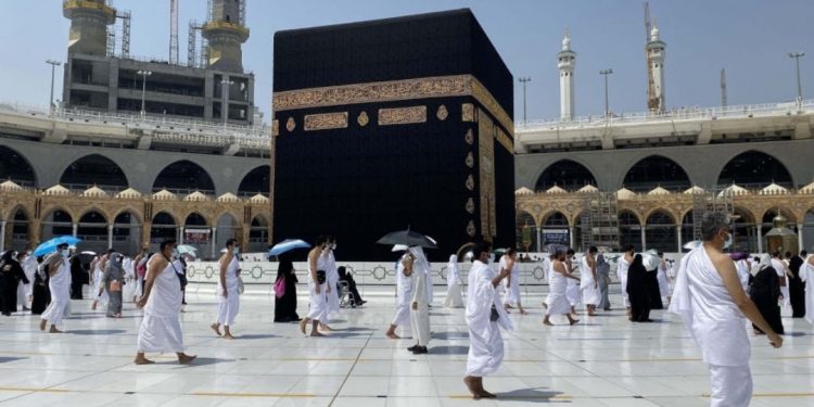 السعودية.. أداء العمرة بكافة أنواع التأشيرات