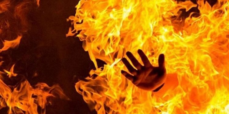 بني ملال..  عشريني يضرم النار في جسده أمام مقر الشرطة