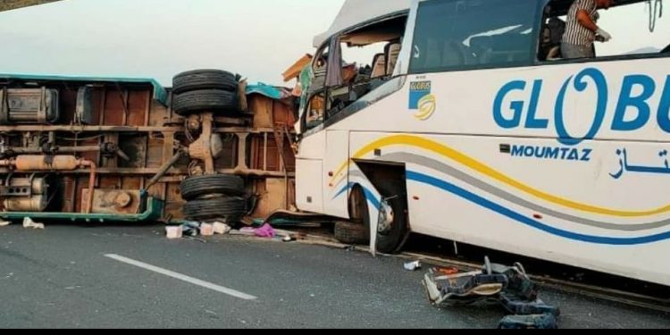 أمسكرود.. قتلى وجرحى في حادث اصطدام حافلة بشاحنة 