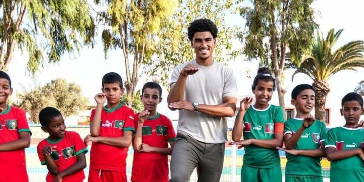 بوخلال: الله وصانا على اليتيم.. بسمة طفل خير لي من الدنيا وما فيها !