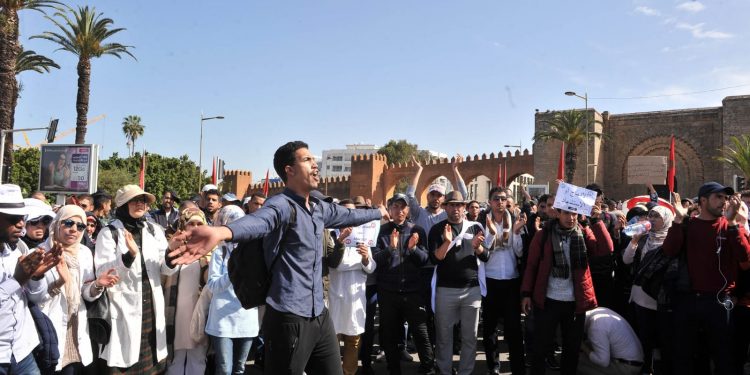 “أساتذة التعاقد” يواصلون الاحتجاج ضد وزارة التربية الوطنية
