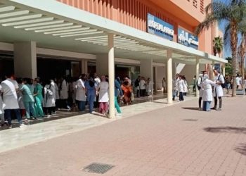 الأطر الطبية بمراكش تنظم وقفة تأبينية لزميلهم المنتحر بالدار البيضاء
