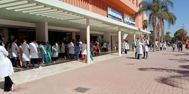الأطر الطبية بمراكش تنظم وقفة تأبينية لزميلهم المنتحر بالدار البيضاء