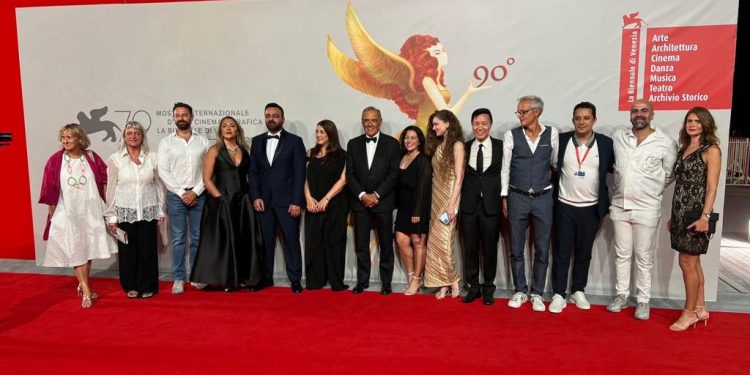 مهرجان فينيسيا.. النجمة كندة علوش تتألق في فيلم “نزوح”