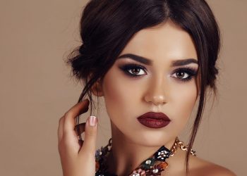 تعرفي على طريقة وضع مكياج سموكي مثالي