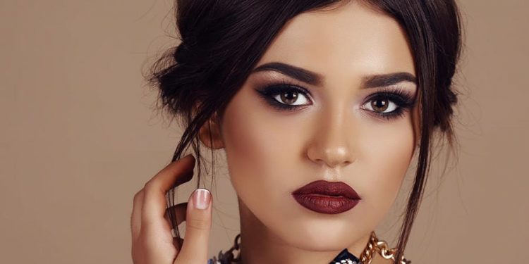 تعرفي على طريقة وضع مكياج سموكي مثالي
