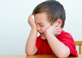 كيف يمكن التعامل مع أنواع نوبات الغضب عند الأطفال؟.. أخصائيون يجيبون