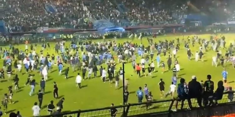 إندونيسيا … 127 قتيلا و180 جريحا بأعمال شغب عقب مباراة ديربي في جزيرة جاوا