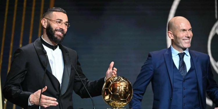 كريم بنزيما يتوج بجائزة الكرة الذهبية