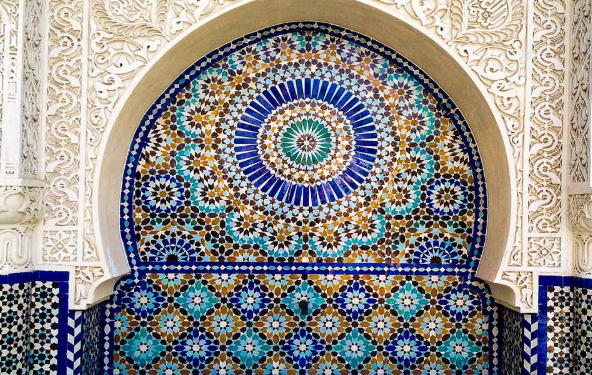 “أديداس” تعترف بمغربية “الزليج” وتعتذر للشعب المغربي