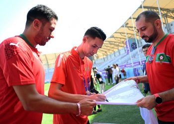 بالصور.. لقاء بعض لاعبي المنتخب الوطني مع الجماهير المغربية بقطر