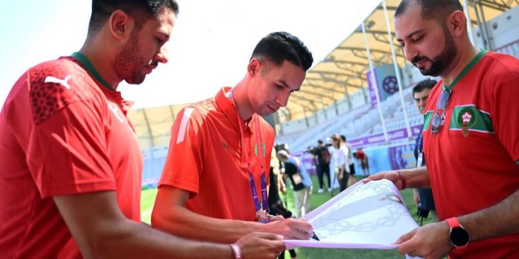 بالصور.. لقاء بعض لاعبي المنتخب الوطني مع الجماهير المغربية بقطر