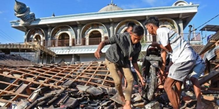 زلزال إندونيسيا.. 44 قتيلاً ومئات الجرحى