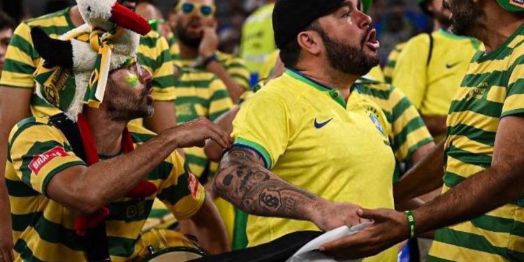 الجماهير البرازيلية تثير الجدل من قلب المدرجات