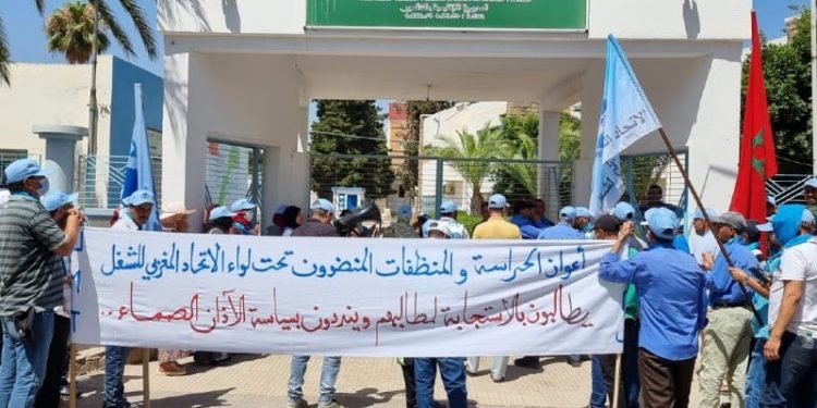 أعوان الحراسة والنظافة بالمدارس تعترض لحراسة مباراة أساتذة “التعاقد”