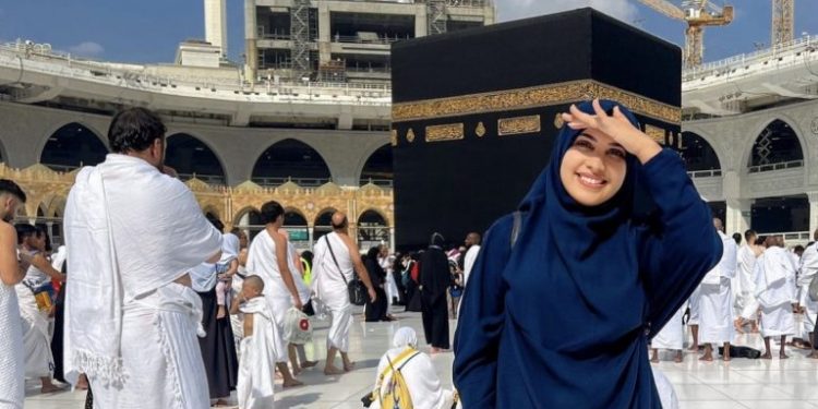 بعد أدائها مناسك العمرة.. المؤثرة ريم القادري تعلن ارتدائها الحجاب