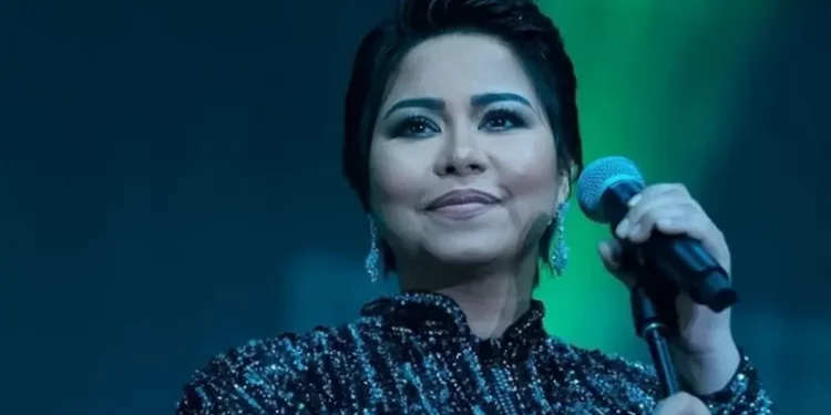 مشاهير عرب يهاجمون الفنانة شيرين عبد الوهاب بسبب شقيقها