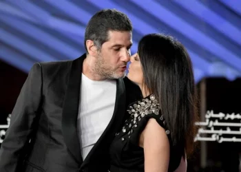 “ظهر وهو يقبلها”.. نبيل عيوش يثير الجدل في مهرجان مراكش