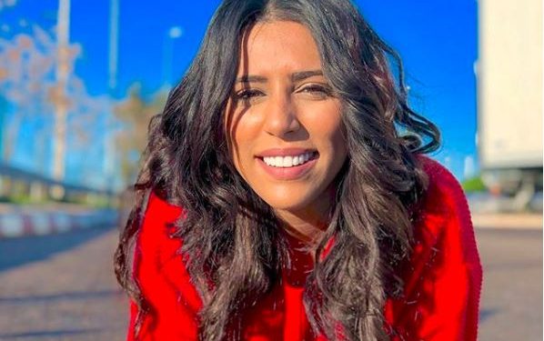 رجاء بلمير تؤدي مناسك العمرة رفقة صديقتها
