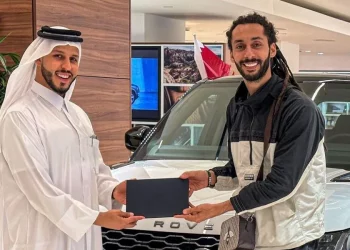 شيخ قطري يهدي اليوتيوبر المغربي حمادة شروقات سيارة فاخرة بعد فوز المنتخب المغربي