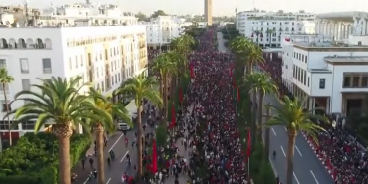 بالصور.. المنتخب المغربي يحظى باستقبال جماهيري حاشد