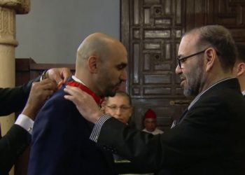 الملك محمد السادس يستقبل أعضاء المنتخب الوطني لكرة القدم ويوشحهم بأوسمة ملكية