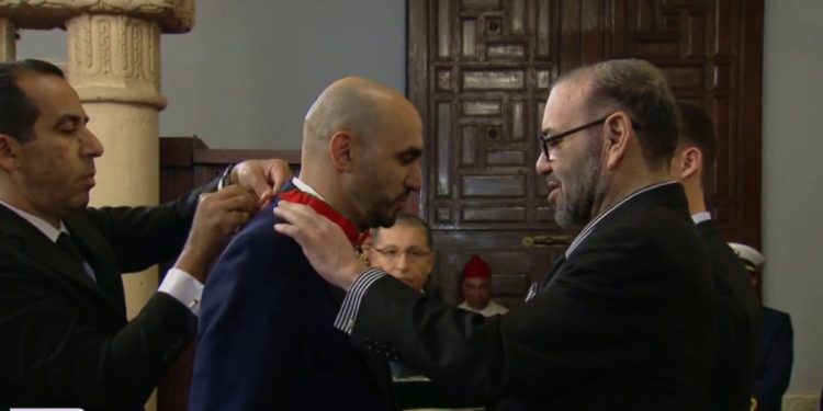 الملك محمد السادس يستقبل أعضاء المنتخب الوطني لكرة القدم ويوشحهم بأوسمة ملكية