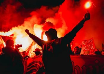 الشهب الإصطناعية تتسبب في غرامات مالية للأندية