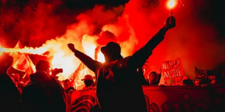 الشهب الإصطناعية تتسبب في غرامات مالية للأندية