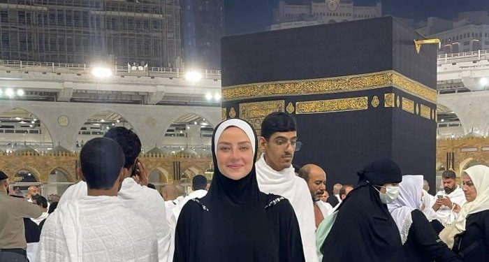 الإعلامية رضوى الشربيني تؤدي مناسك العمرة