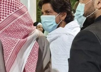 نجم بوليود شاروخان يؤدي مناسك العمرة