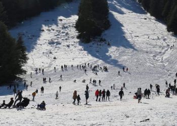 الثلوج تكسو مدينة إفران