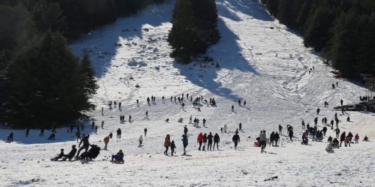 الثلوج تكسو مدينة إفران