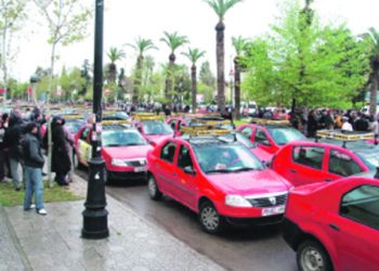نايضة في فاس: سائقو سيارات الأجرة بفاس يحتجون على “تأزم” أوضاعهم