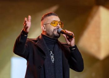 حاتم عمور يشعل حماس جمهور الرياض