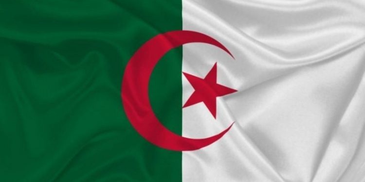 لوموند: حل رابطة حقوق الإنسان يعكس “التصعيد القمعي” للنظام الجزائري